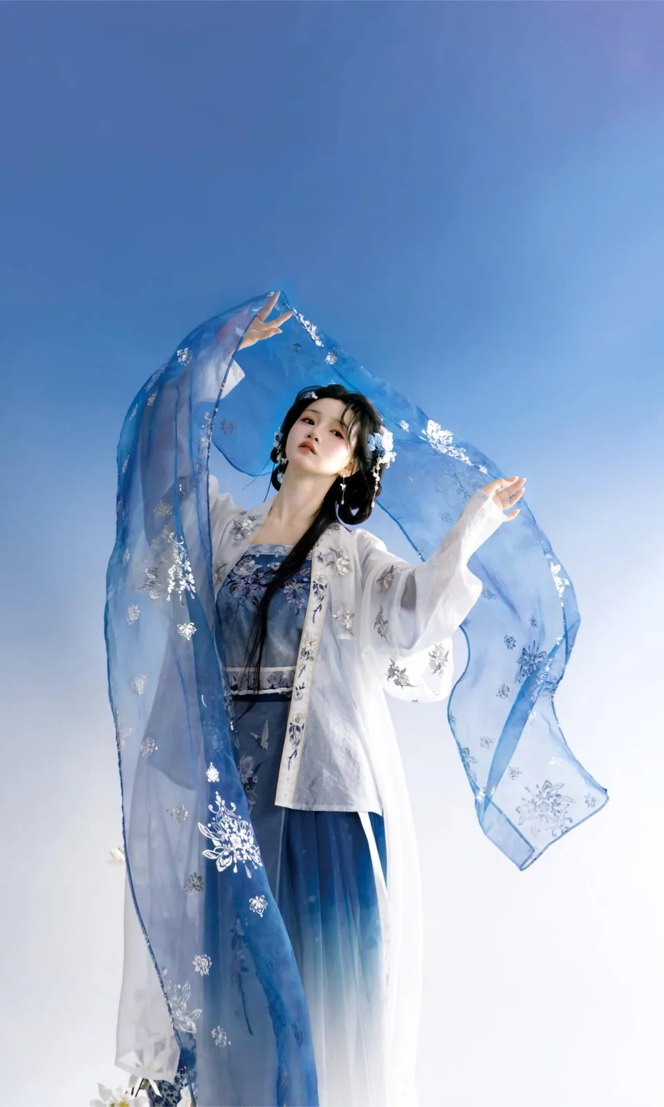青花纱幔 · 蓝白瓷韵汉服影棚人像（06）