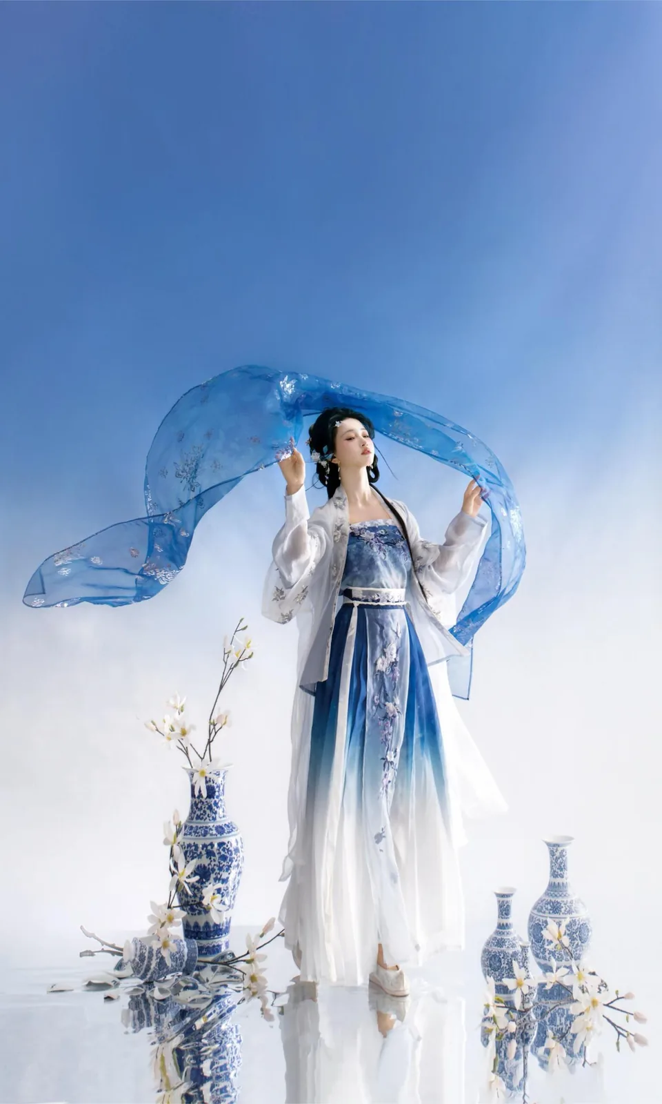 青花纱幔 · 蓝白瓷韵汉服影棚人像（09）