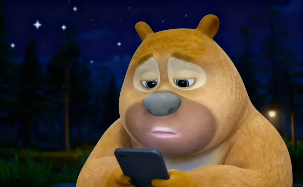 熊二深夜玩手机 · 熊出没卡通表情壁纸（01）