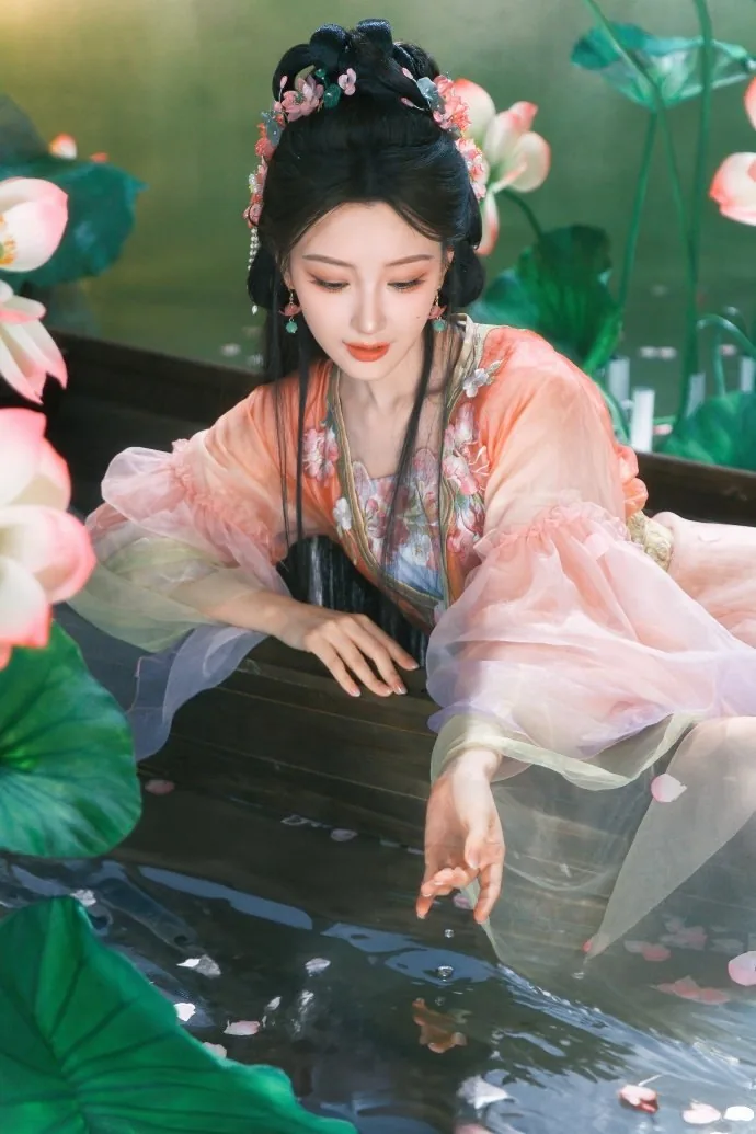 粉纱捧莲 · 荷塘仙子古风汉服写真（08）