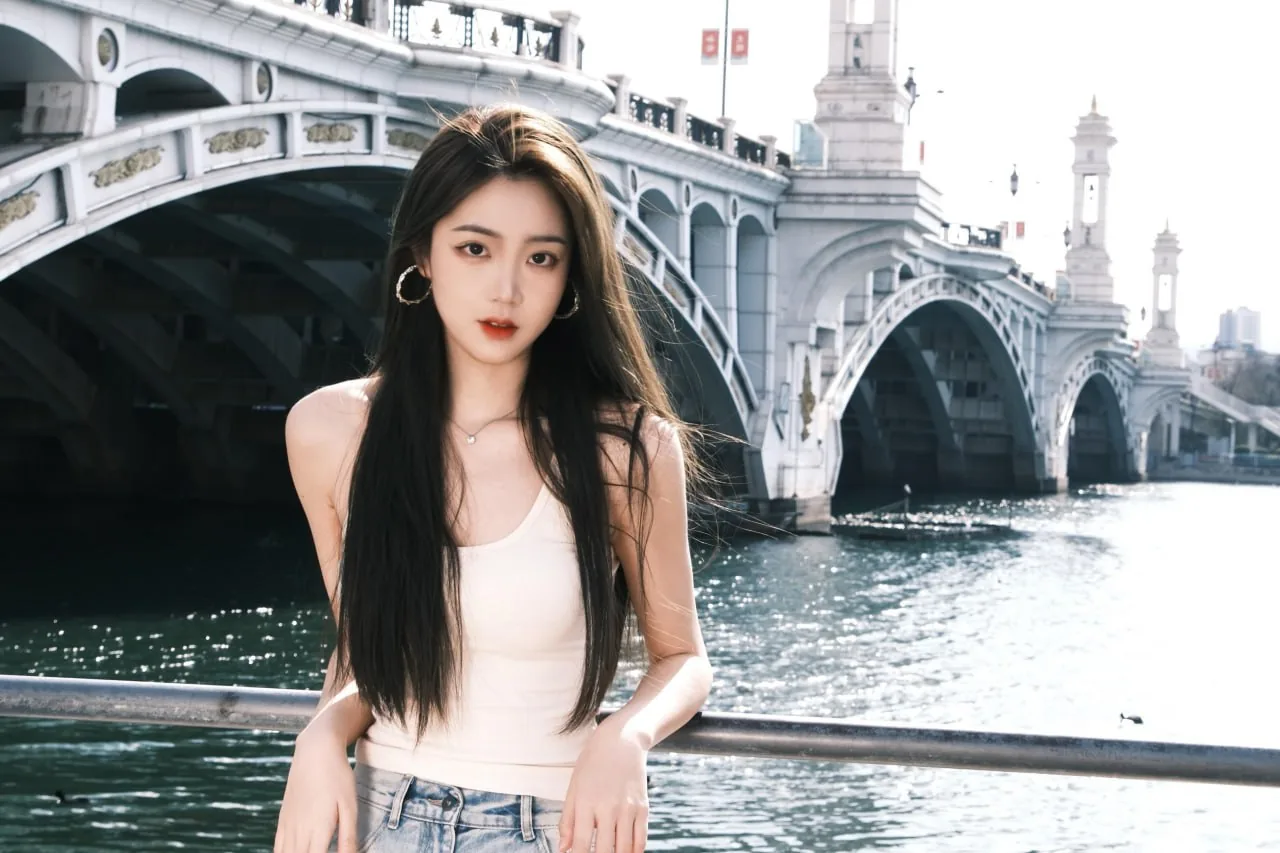 白背心牛仔短裤 · 江畔石桥清新街拍写真（01）