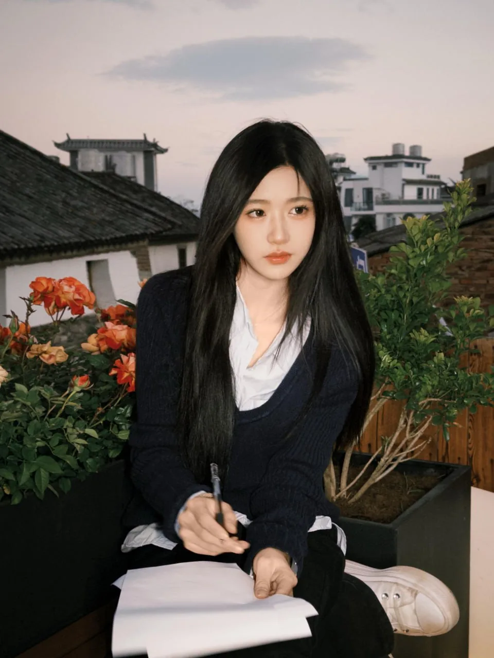 藏青毛衣执信 · 洱海露台花畔文艺人像（01）
