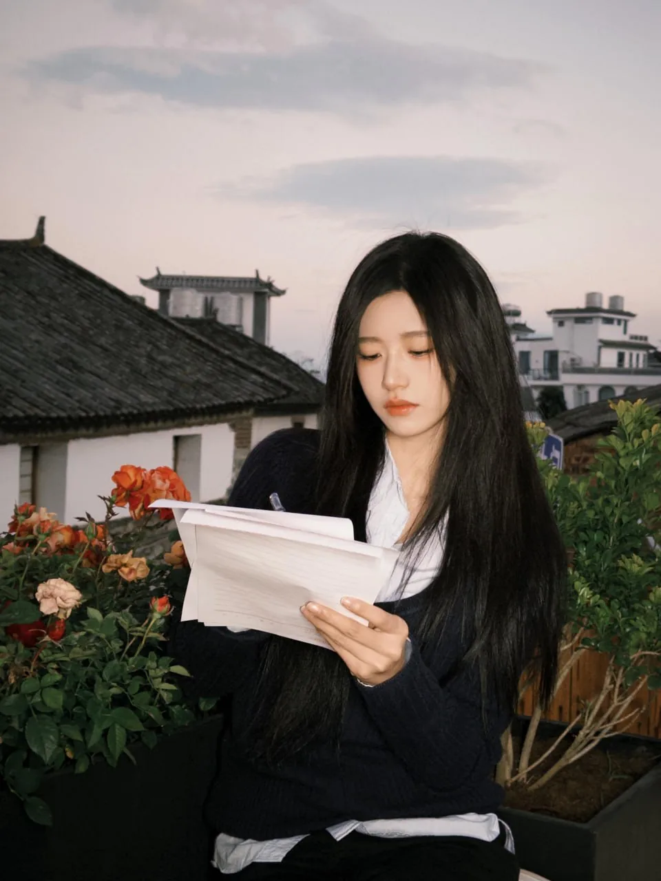 藏青毛衣执信 · 洱海露台花畔文艺人像（05）