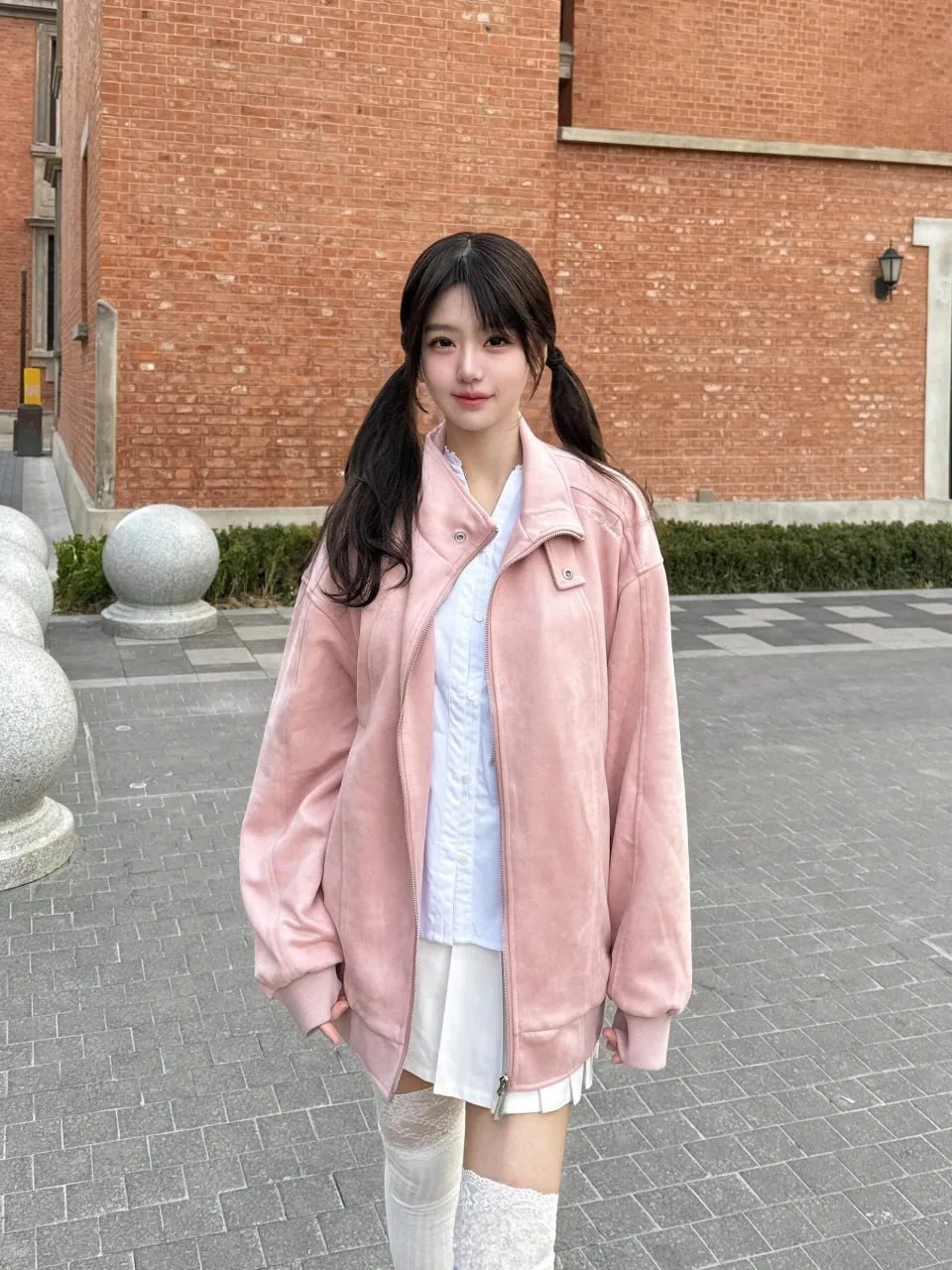 粉色外套双马尾 · 红砖街区甜美少女写真（01）