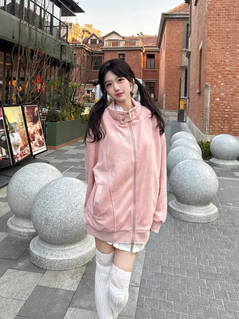 粉色外套双马尾 · 红砖街区甜美少女写真（02）