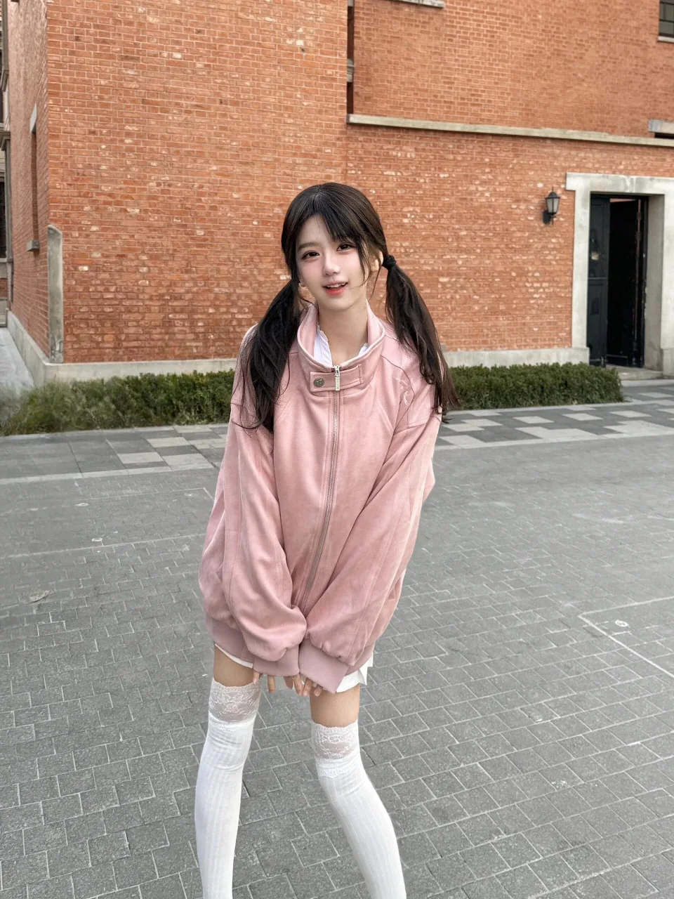 粉色外套双马尾 · 红砖街区甜美少女写真（03）
