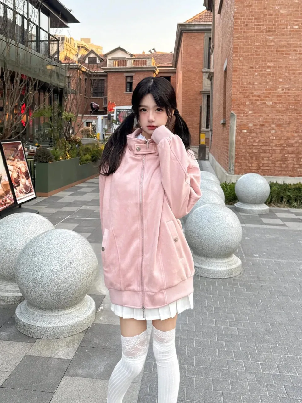 粉色外套双马尾 · 红砖街区甜美少女写真（04）