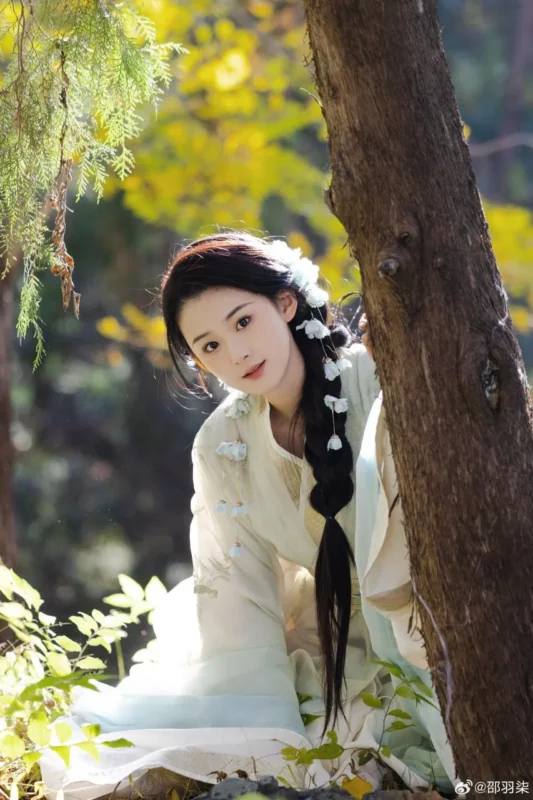 图集｜淡青襦裙簪花 · 秋林树下清丽汉服人像（6P）-远影归灯