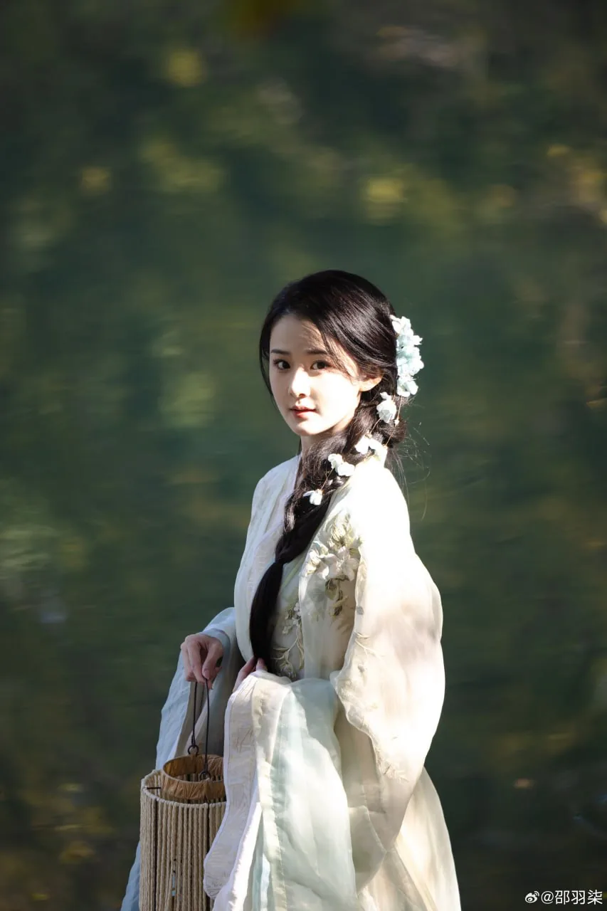 淡青襦裙簪花 · 秋林树下清丽汉服人像（02）