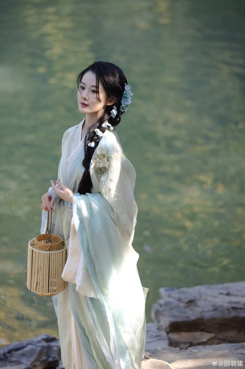 淡青襦裙簪花 · 秋林树下清丽汉服人像（03）