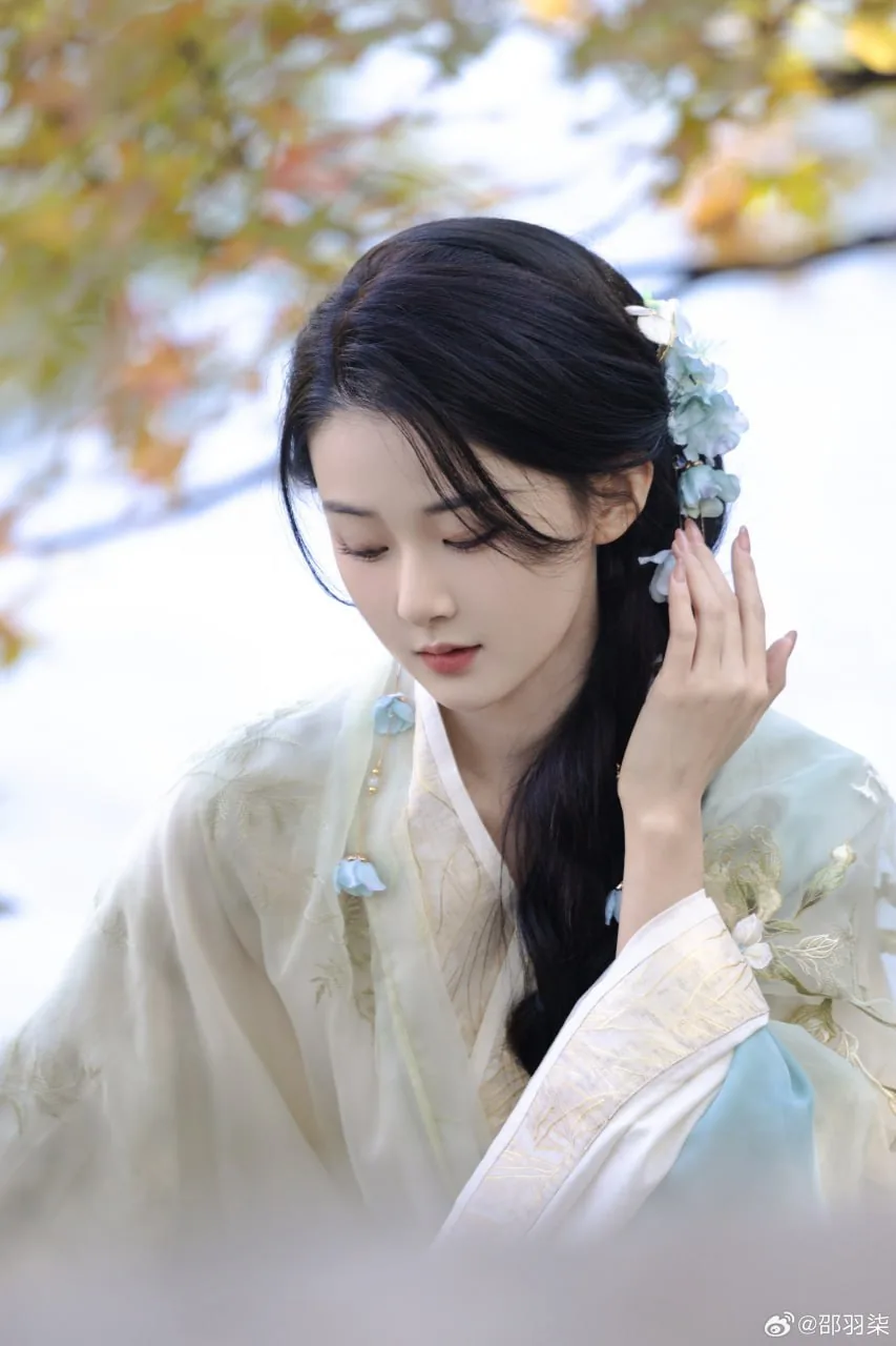 淡青襦裙簪花 · 秋林树下清丽汉服人像（04）