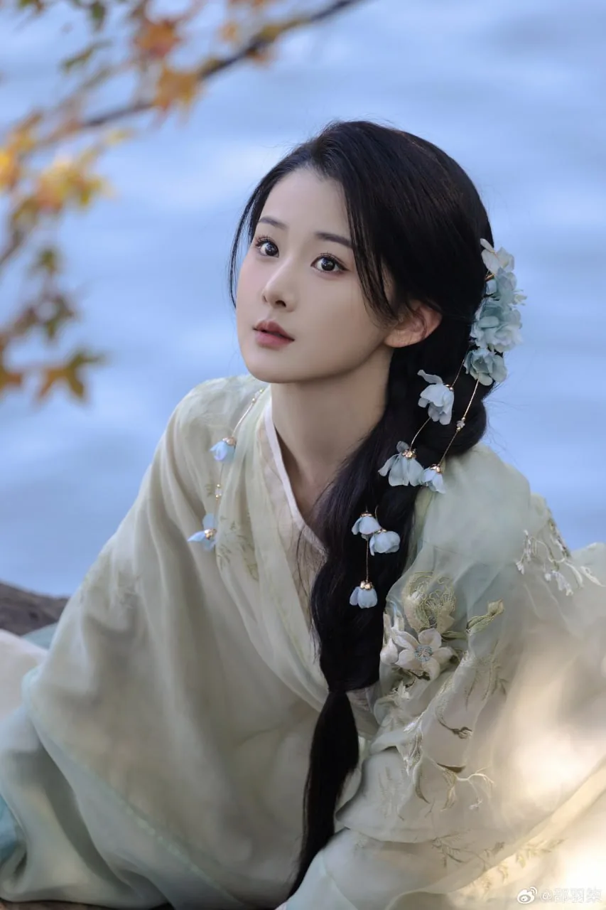 淡青襦裙簪花 · 秋林树下清丽汉服人像（06）