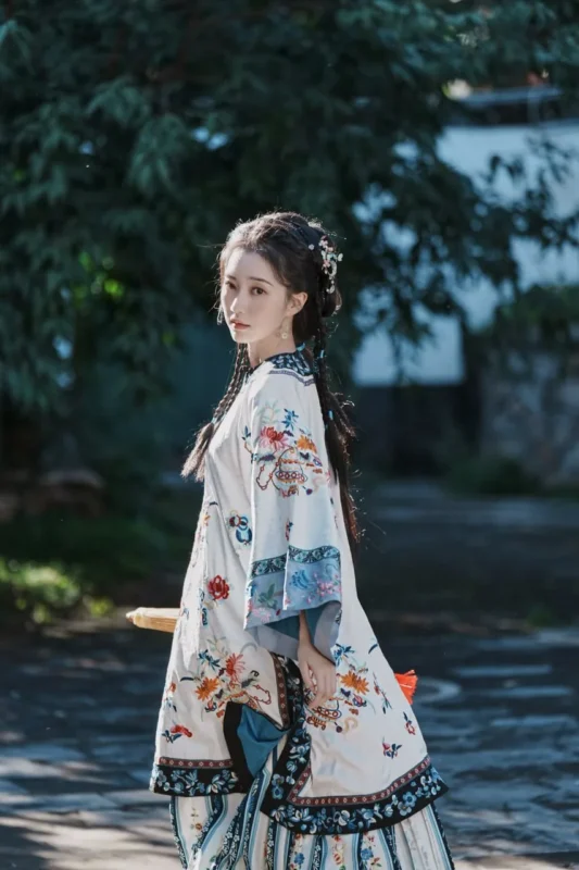 图集｜刺绣袄裙执伞 · 庭院石径清代风汉服写真（9P）-远影归灯