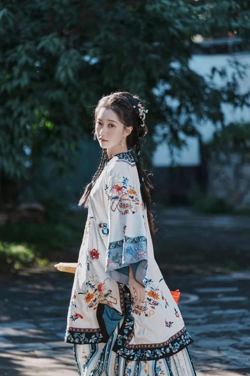 刺绣袄裙执伞 · 庭院石径清代风汉服写真（01）