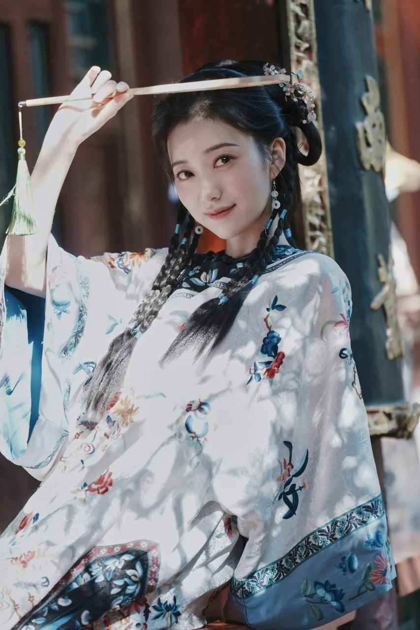 刺绣袄裙执伞 · 庭院石径清代风汉服写真（02）