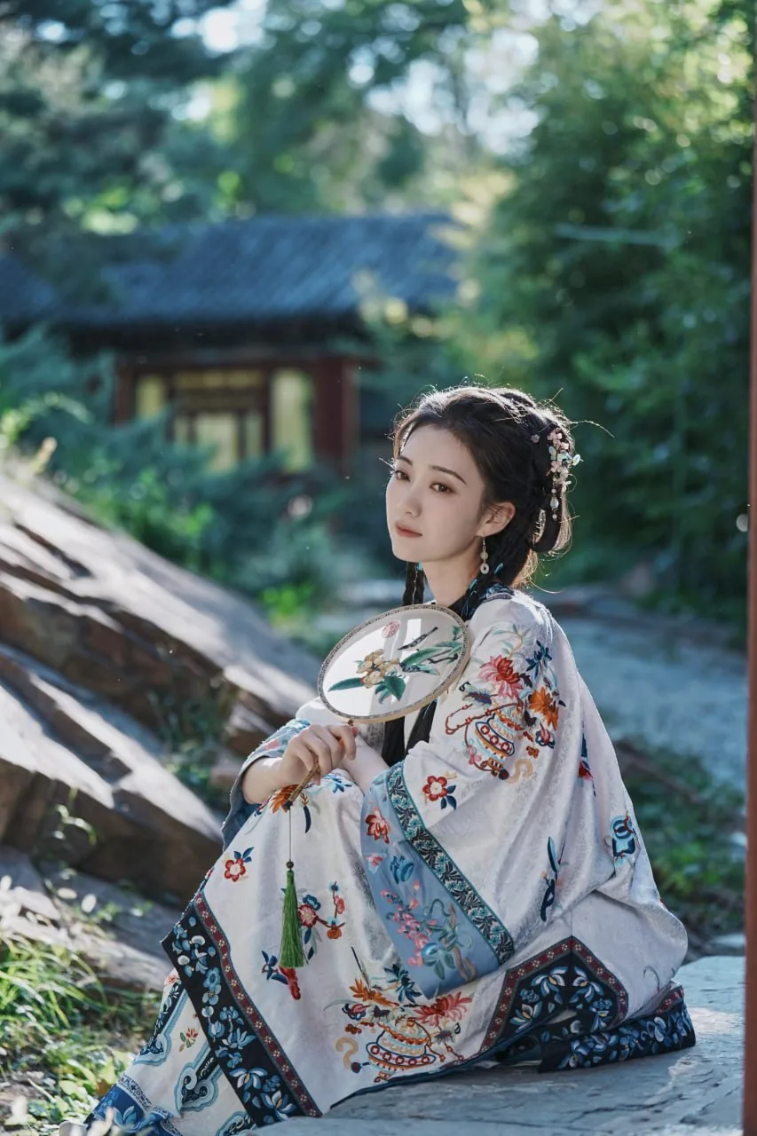 刺绣袄裙执伞 · 庭院石径清代风汉服写真（03）