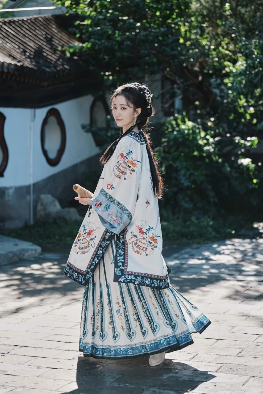 刺绣袄裙执伞 · 庭院石径清代风汉服写真（05）