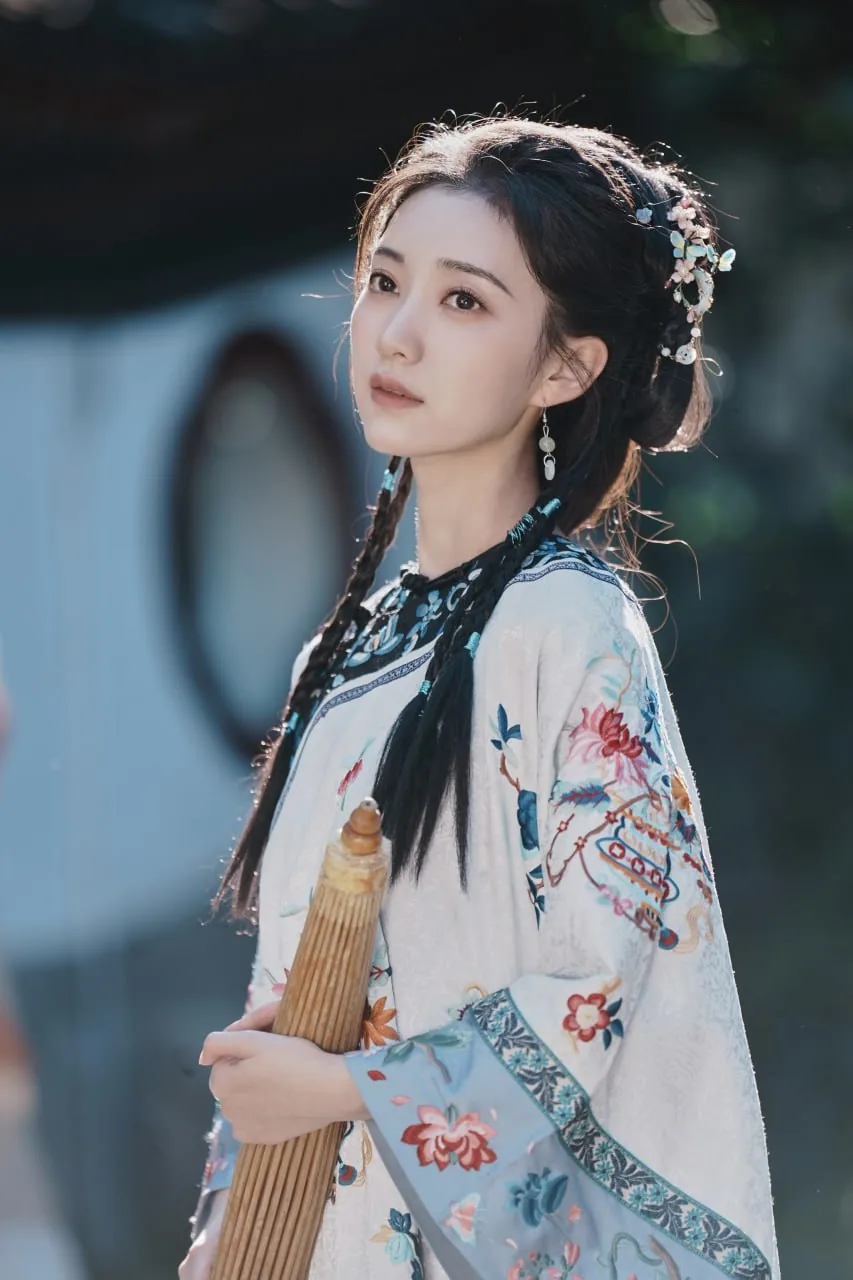 刺绣袄裙执伞 · 庭院石径清代风汉服写真（06）