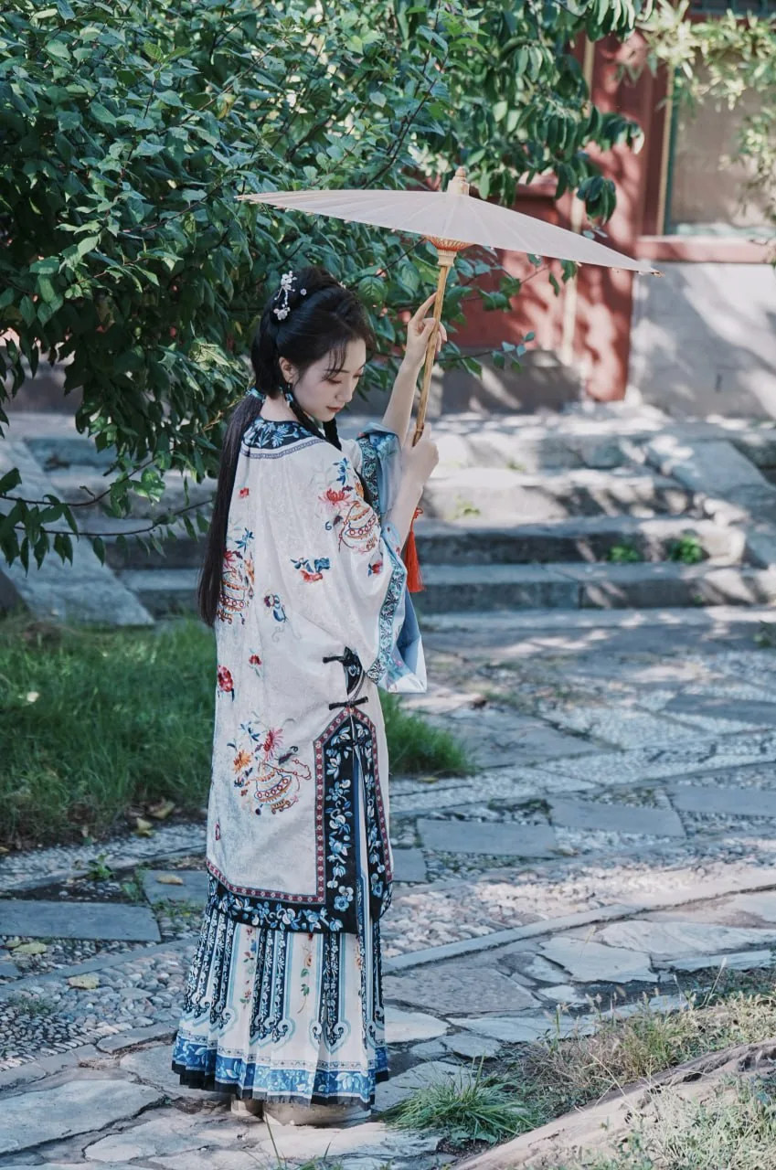刺绣袄裙执伞 · 庭院石径清代风汉服写真（07）