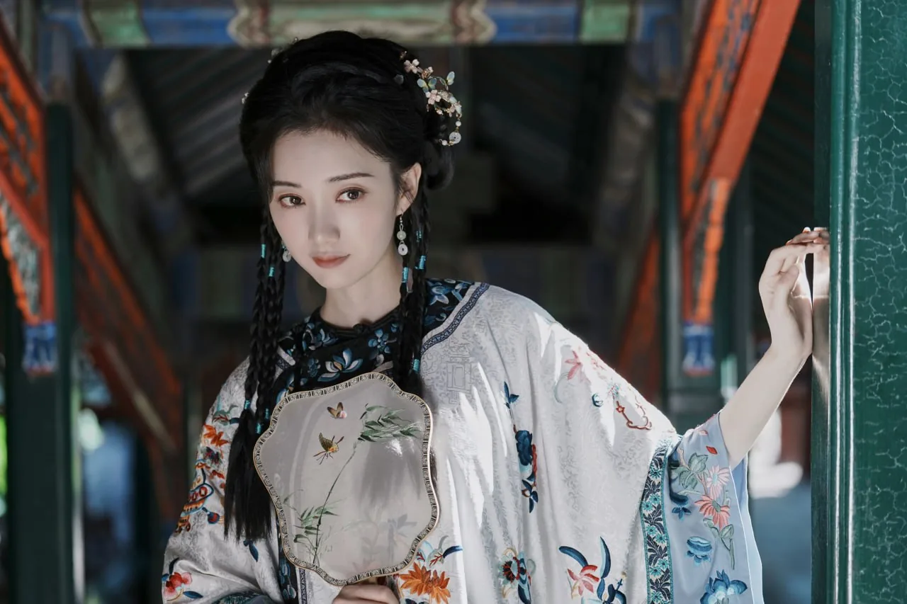 刺绣袄裙执伞 · 庭院石径清代风汉服写真（09）