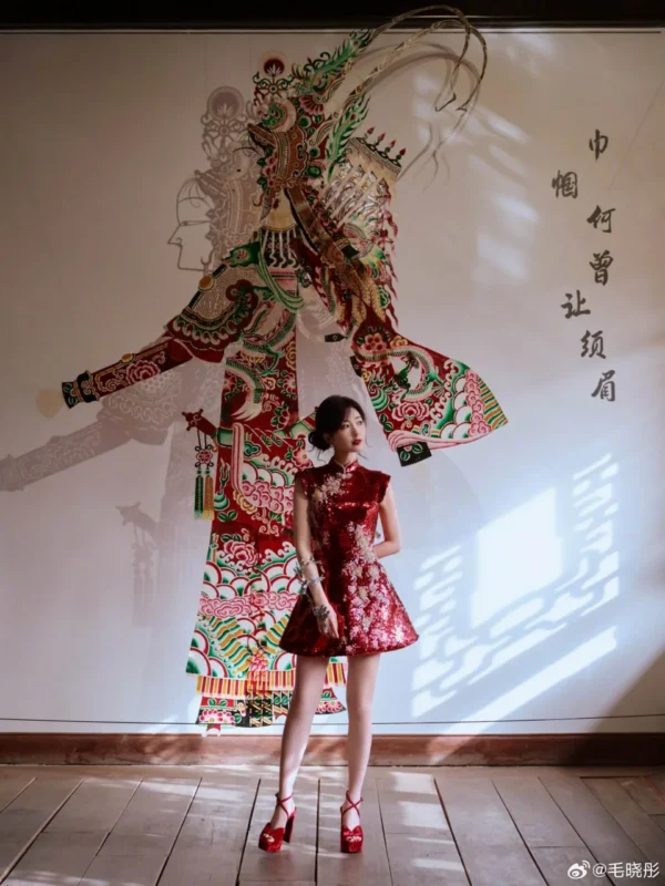 图集｜红缎旗袍剪纸 · 皮影墙前新中式人像写真（6P）-远影归灯