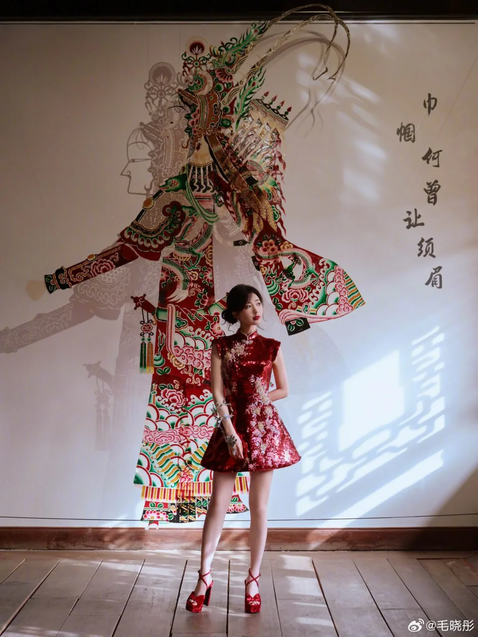 红缎旗袍剪纸 · 皮影墙前新中式人像写真（01）