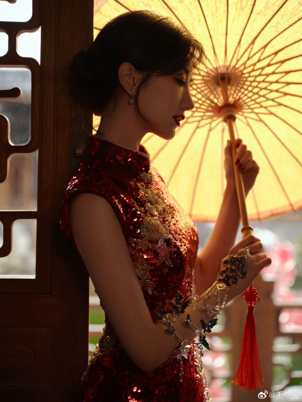 红缎旗袍剪纸 · 皮影墙前新中式人像写真（05）