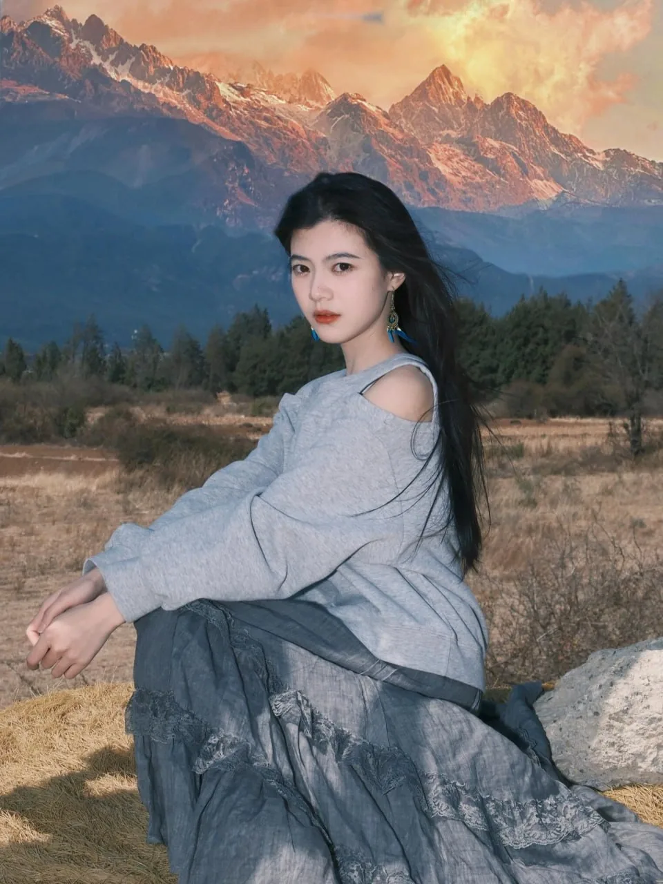 灰卫衣蛋糕裙 · 山野草垛文艺人像写真（06）