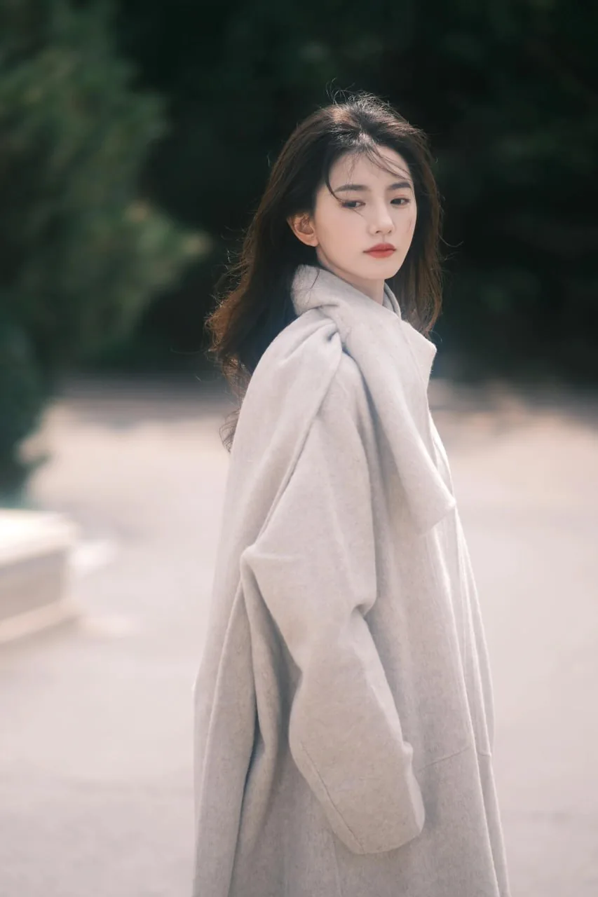 燕麦大衣围巾 · 园林石栏秋日人像（03）