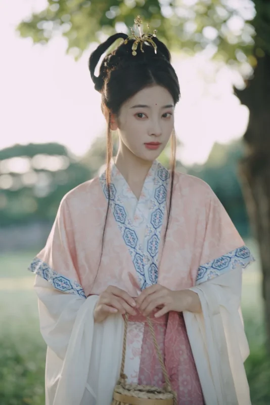 图集｜粉衫提竹篮 · 树下逆光汉服外景人像（10P）-远影归灯