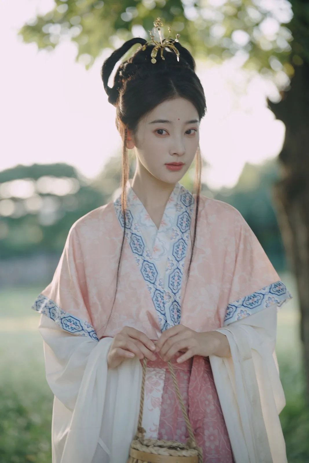 粉衫提竹篮 · 树下逆光汉服外景人像（01）