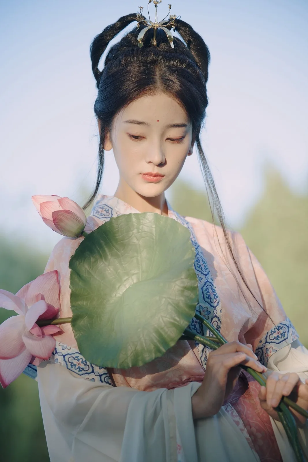 粉衫提竹篮 · 树下逆光汉服外景人像（03）