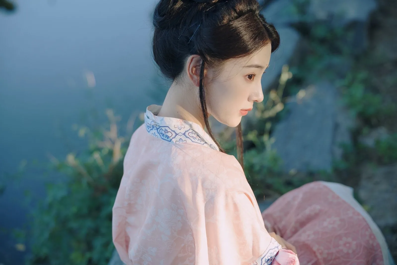 粉衫提竹篮 · 树下逆光汉服外景人像（04）