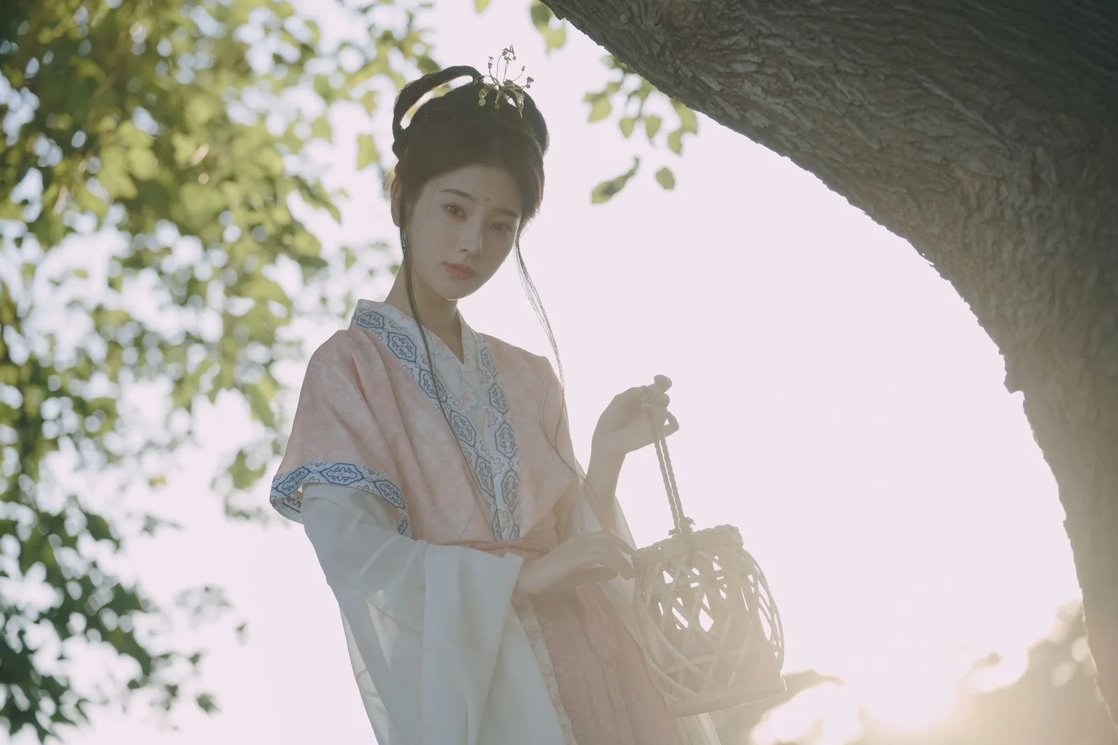 粉衫提竹篮 · 树下逆光汉服外景人像（10）