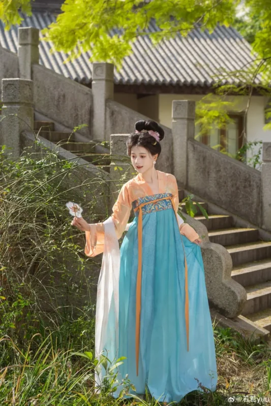 图集｜橘衫蓝裙执扇 · 灯笼园林汉服外景人像（9P）-远影归灯