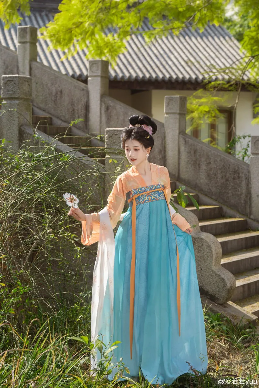 橘衫蓝裙执扇 · 灯笼园林汉服外景人像（01）