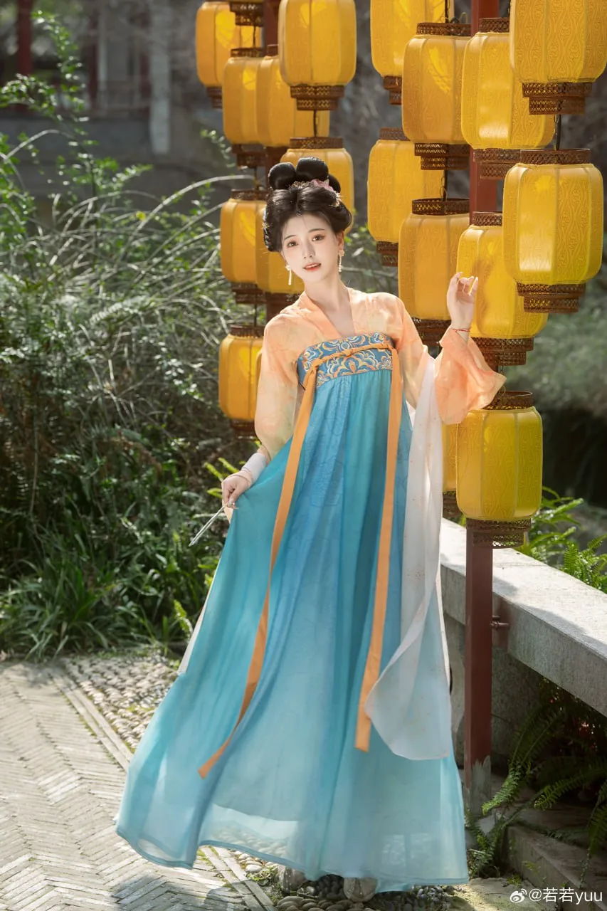 橘衫蓝裙执扇 · 灯笼园林汉服外景人像（02）