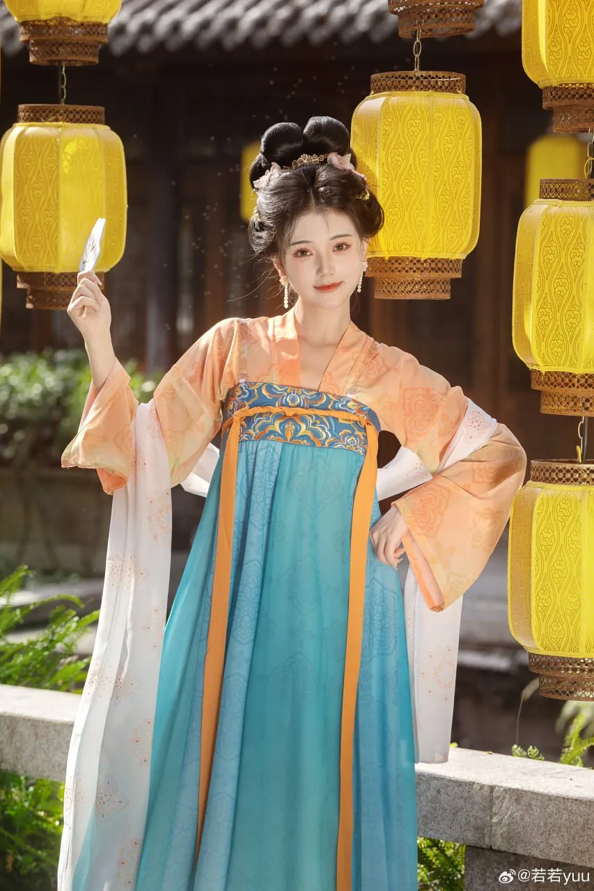 橘衫蓝裙执扇 · 灯笼园林汉服外景人像（03）