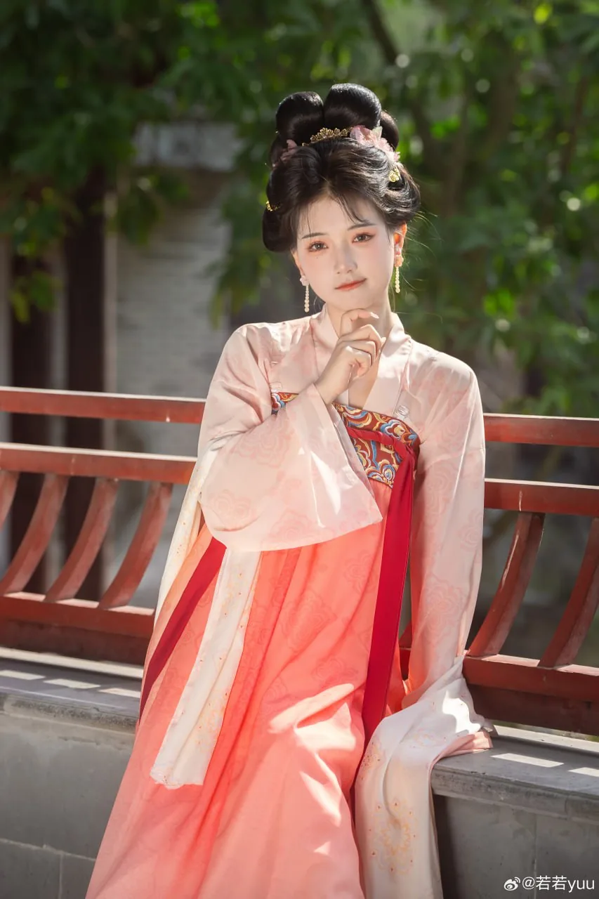 橘衫蓝裙执扇 · 灯笼园林汉服外景人像（05）