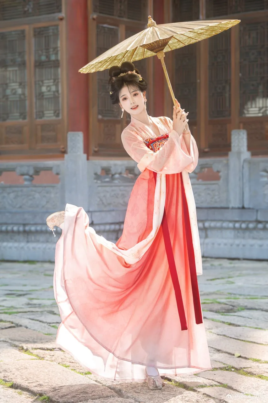 橘衫蓝裙执扇 · 灯笼园林汉服外景人像（07）