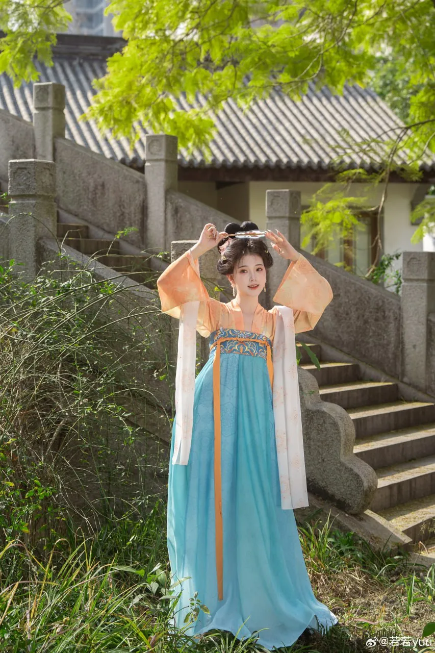 橘衫蓝裙执扇 · 灯笼园林汉服外景人像（08）