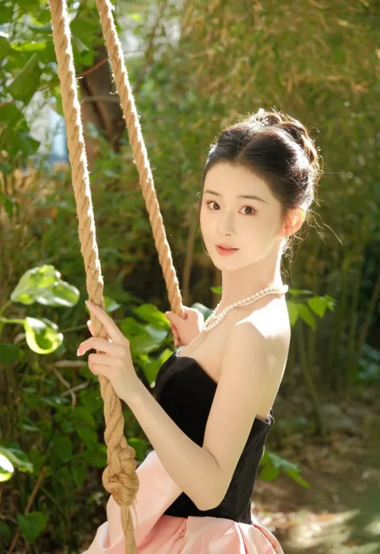 图集｜黑绒粉裙珍珠 · 秋千外景人像写真（6P）-远影归灯