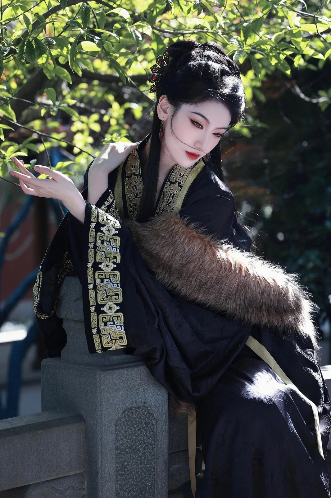 玄衣金纹执傩面 · 园林汉服外景人像（05）