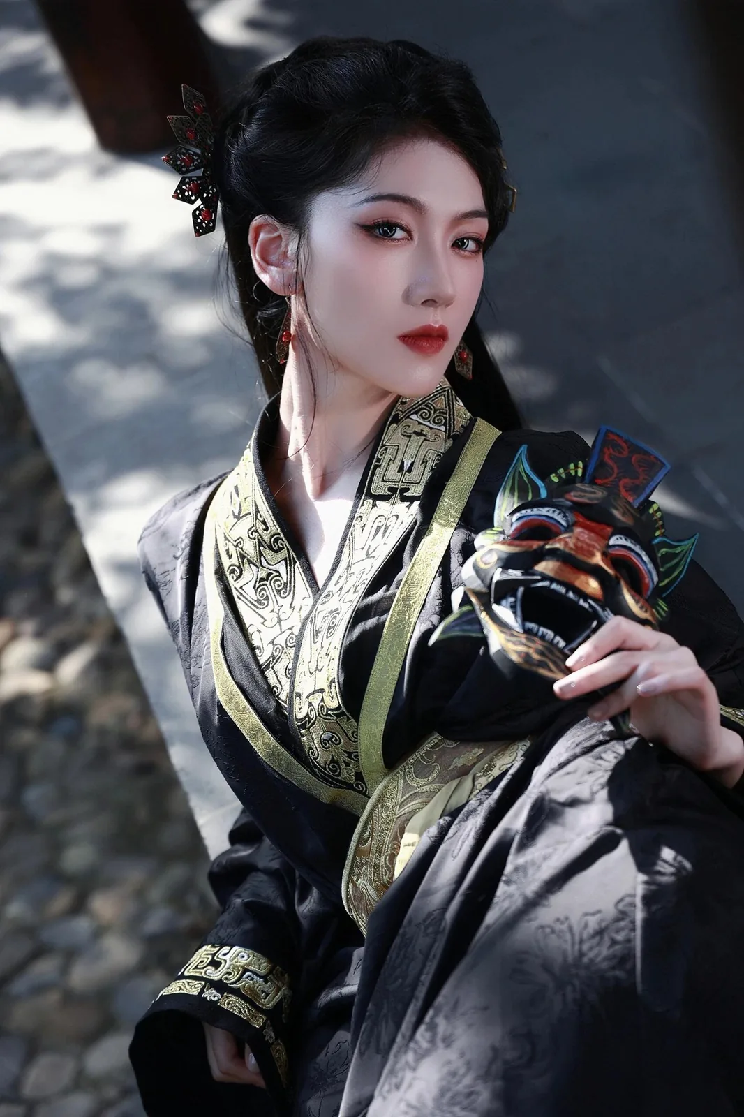 玄衣金纹执傩面 · 园林汉服外景人像（06）