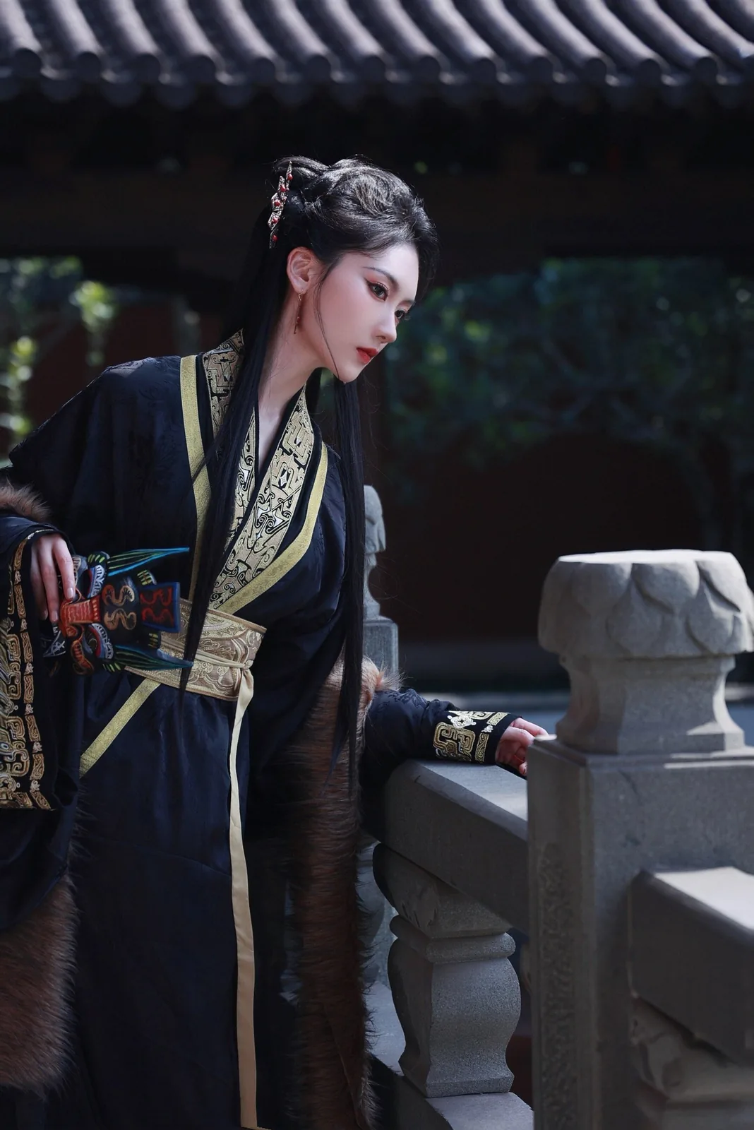 玄衣金纹执傩面 · 园林汉服外景人像（07）