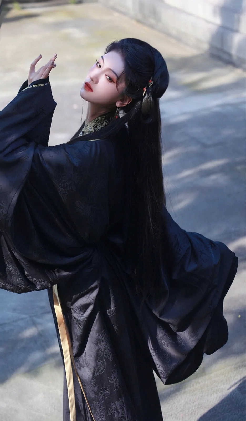 玄衣金纹执傩面 · 园林汉服外景人像（08）