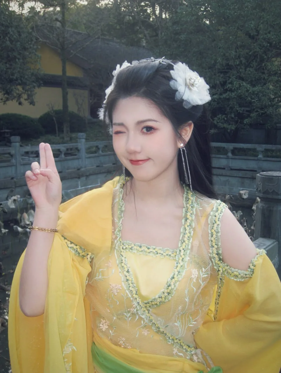黄衫白花冠 · 园林汉服外景人像（05）