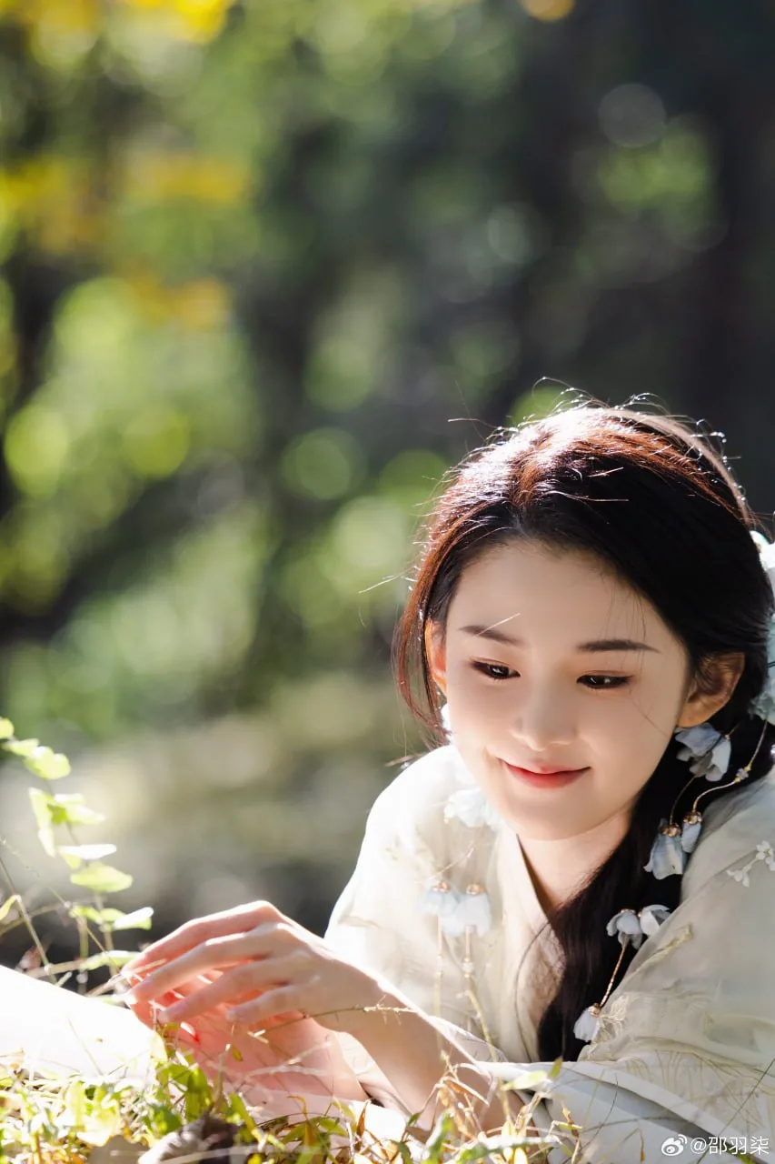 素衫蓝花 · 湖畔林荫汉服人像（01）