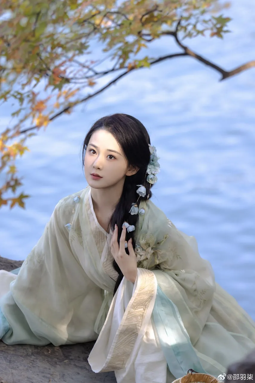 素衫蓝花 · 湖畔林荫汉服人像（02）