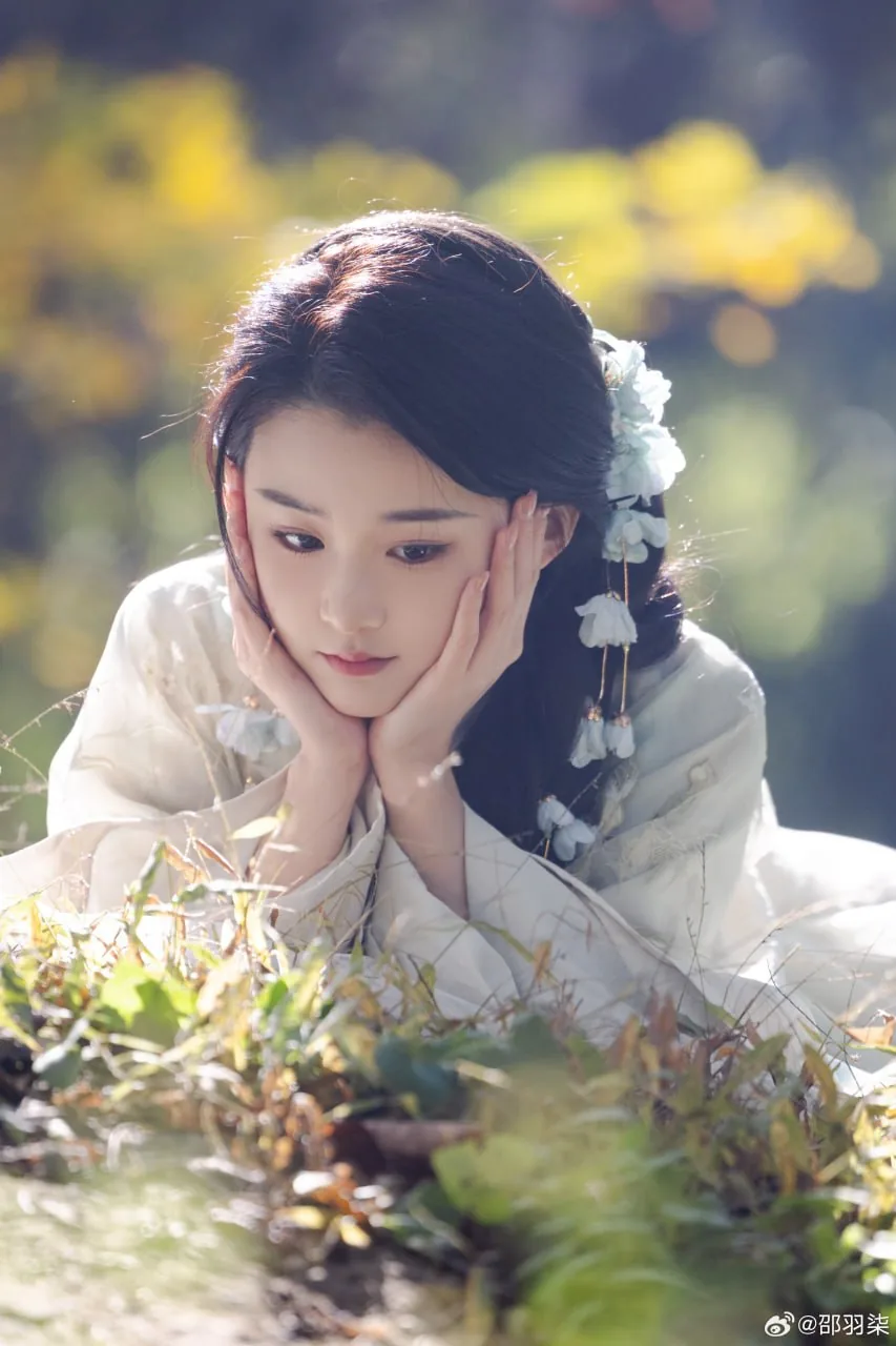 素衫蓝花 · 湖畔林荫汉服人像（03）